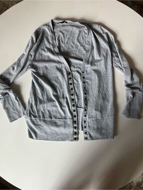 VERA BENDI Light Gray Snap Front Cardigan, Size Medium